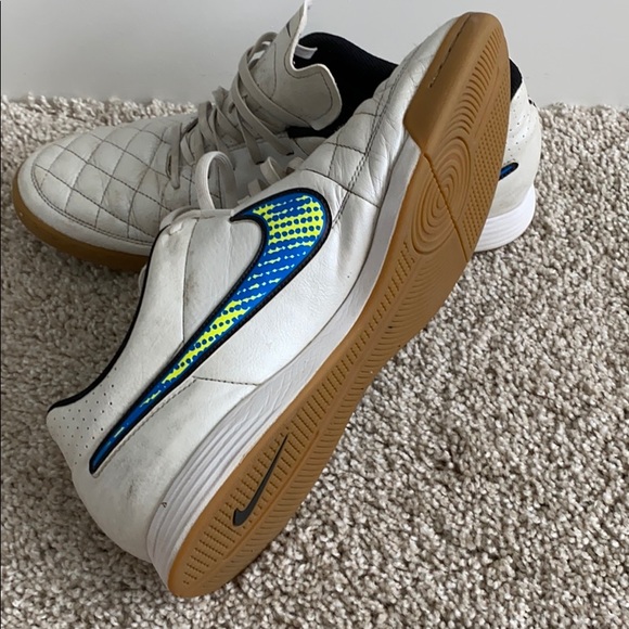 Nike Tiempo Indoor Soccer Shoes - Picture 3 of 3